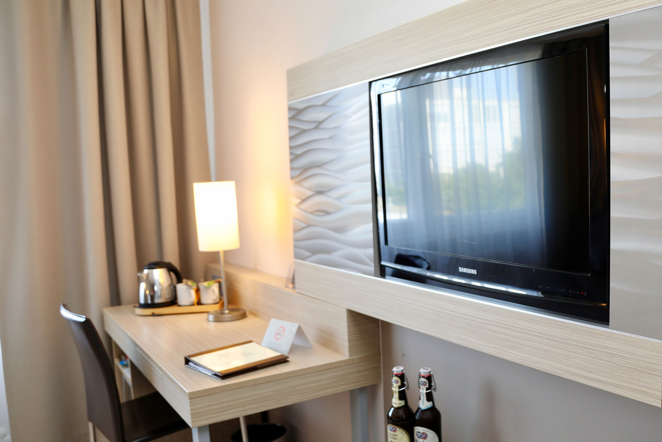 Hotel New Orly, Fernseher und Schreibtisch